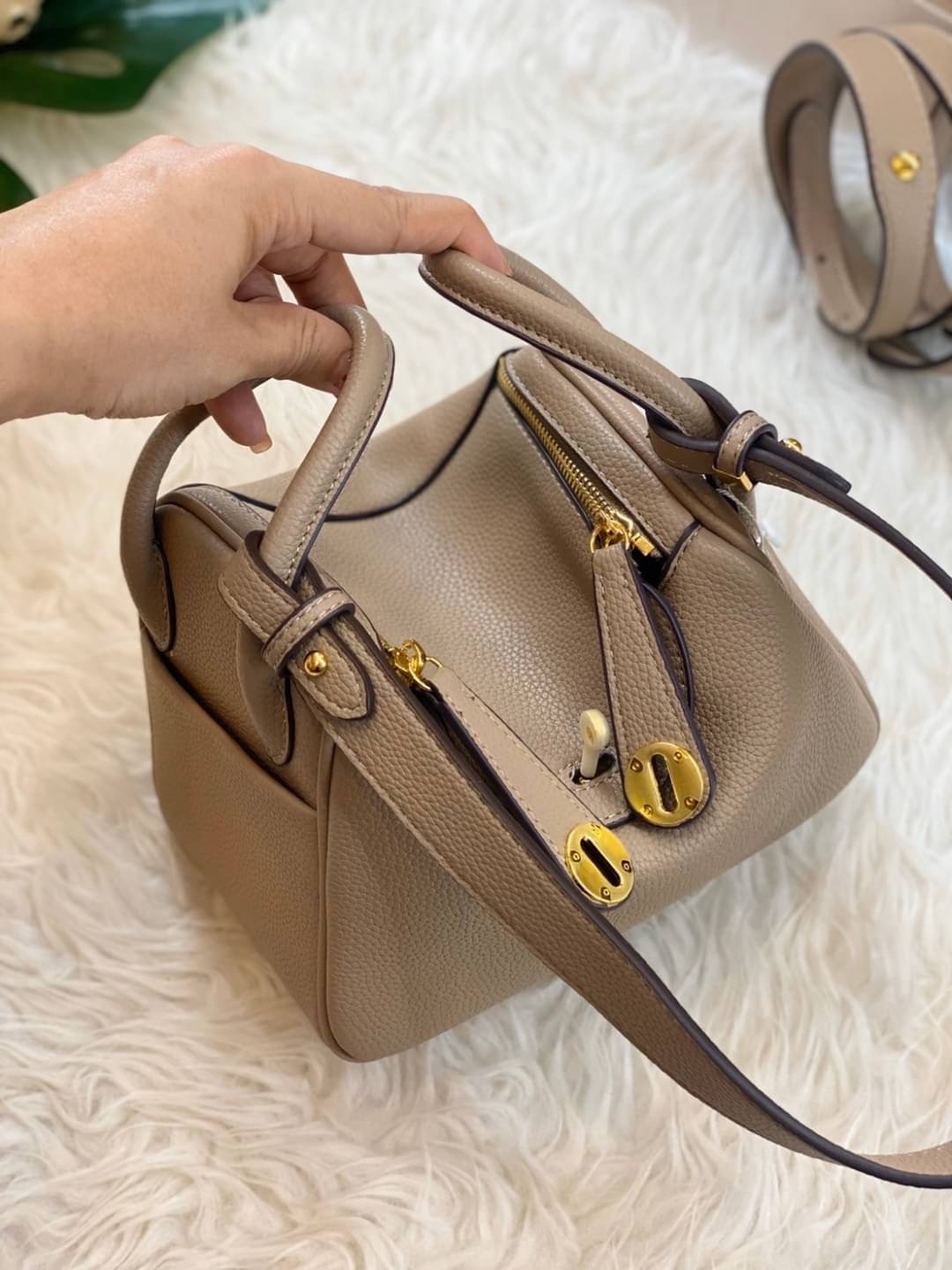 กลับมาเเล้วค่า Lindy 20cm หนัง PU premium ที่ลูกค้าถามกันมาเยอะมากกก รอบนี้หนังสวยมากๆๆ สายสะพายแบบเรียบหรู มีห่วงรัดสายสองข้าง มี 2 สายนะคะ มีซิลิโคนปิดลูกบิดกันรอย งานเนี้ยบสุด ยิ่งใช้ยิ่งนิ่มมม กระเป๋าทรงสวยนุ่ม Flexible มากๆ จุของได้ทุกสิ่ง จะใช้ไปทำง