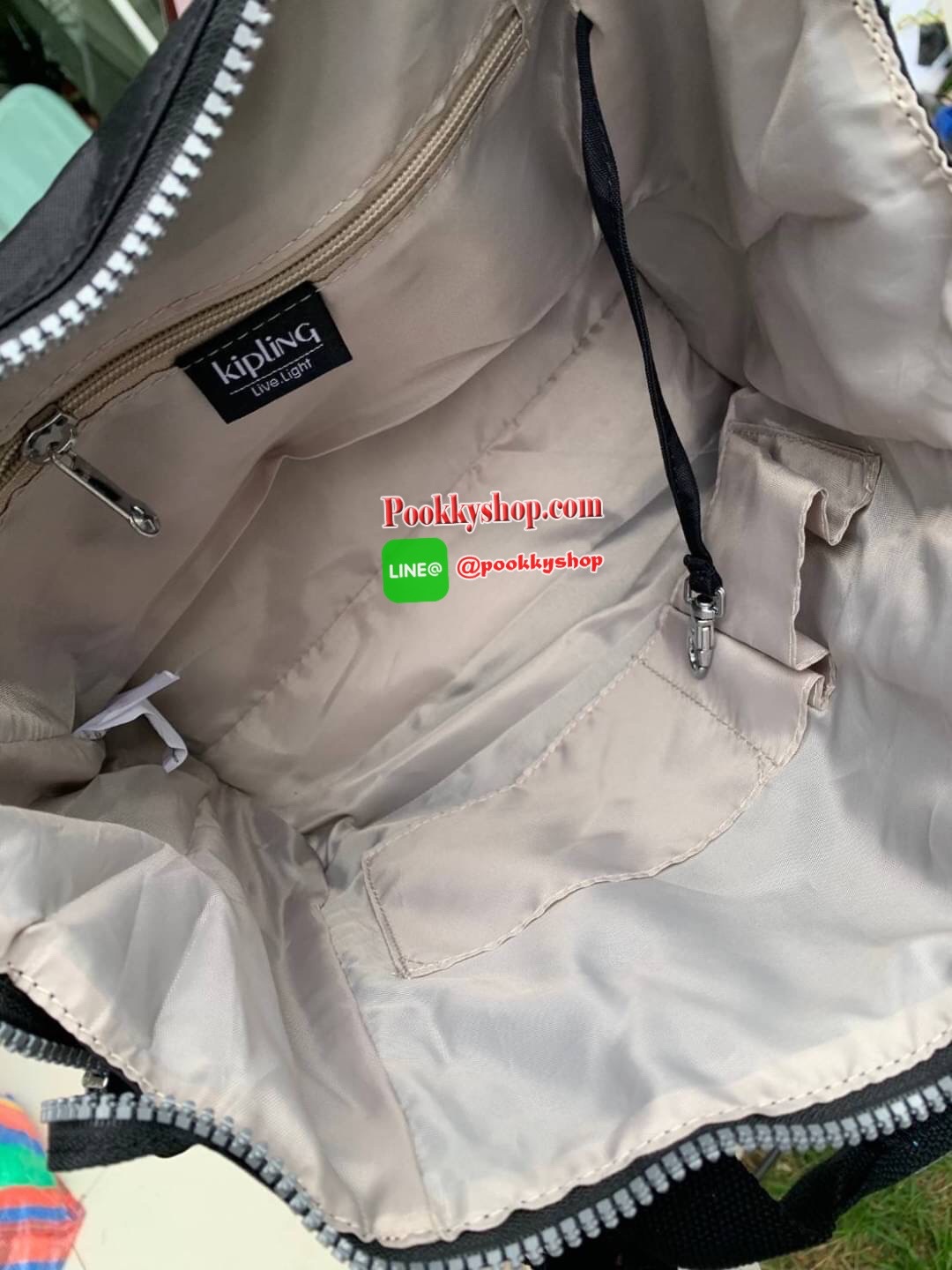 Kipling women’s amiel handbag (k15371) กระเป๋าถือหรือสะพายข้างได้ วัสดุpolyamide100%เปิดปิดกระเป๋าแบบซิปเดียว ภายในมีฐานกว้าง มีช่องซิป ช่องเล็กแยกเป็นสัดส่วนพร้อมสายห้อยกุญแจ ด้านหลังกระเป๋ามีช่องซิปยาวหนึ่งช่องใช้งานได้จริง มาพร้อมสายสะพายถอดออกได้ ปรับ