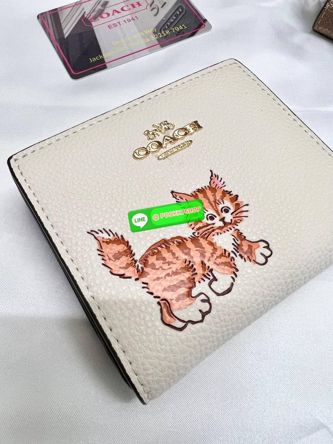 COACH SNAP WALLET ((cc472//cc920//cc922)) 🌍พร้อมส่ง ใหม่ล่าสุด สุดคิ้วว ห้ามพลาดก่อนหมดค่ะ! ✔️กระเป๋าเงินใบสั้น หนังแท้ สกรีนล์ลายน้องหมา//น้องแมว สุดน่ารักมากค่ะ ✔️เปิดปิดกระเป๋าแบบกระดุม ภายในมีช่องเสียบบัตร6ช่อง//ช่องใส่ธนบัตรตามย