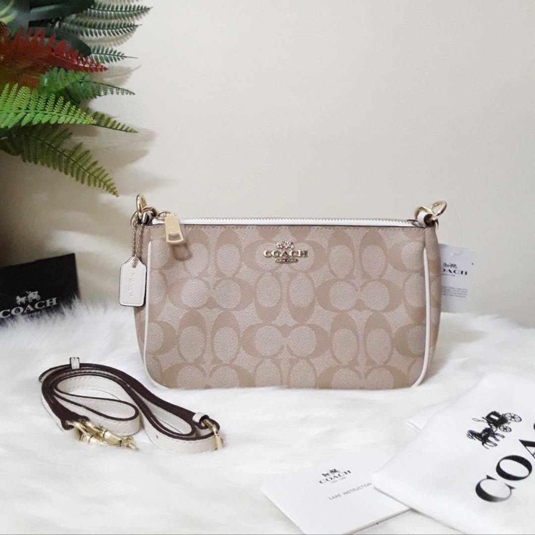 ขายดี Coach Messico Top Handle Pouch In Signature Coated Canvas กระเป๋าหิ้ว/คล้องไหล่/สะพายข้าง ขนาดเหมาะ ดีไซน์สวยน่ารัก ผลิตจากวัสดุคุณภาพดี แข็งแรงทนทานน้ำหนักเบา ภายในบุผ้าสวยงามเรียบร้อย 1 ช่องอเนกประสงค์ ซิปโลหะสีทองสวยงาม สายสะพายถอดและปรับความยาวไ