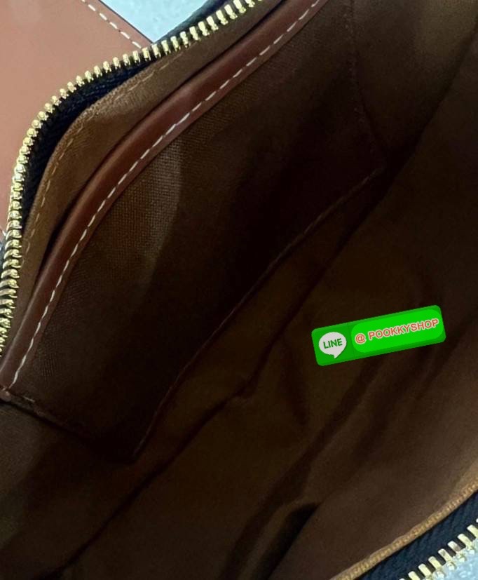 ✴️BEST SELLER!✴️CELINE SHOULDER BAG VIP GIFT WITH PURCHASE (GWP) พรีเมี่ยมกิ๊ฟ Limited Edition จาก CELINE HAUTEPARFUME DUTYFREE COUNTER วัสดุ TRIOMPHE CANVAS รุ่นใหม่ล่าสุดดีไซน์สวยหรู หนังสวยอยู่ทรง ภายในโล่งกว้างและจุสามารถใส่มือถือ กระเป๋