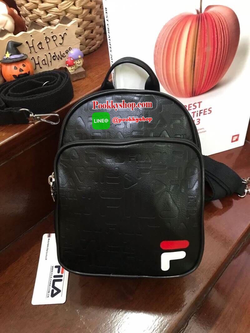 FILA 2WAY MINI BACKPACK กระเป๋าเป้หรือสะพายข้างสไตล์ Sport รุ่น Limited Edition ขนาดมินิ กำลังดี หนังนิ่มตั้งอยู่ทรง กันน้ำและน้ำหนักเบา ด้านหน้าสกรีนโลโก้แบรนด์ ด้านหน้าช่องซิปใส่ของจุกจิก ช่องหลักเปิดปิดด้วยซิปสะดวกใช้ หัวซิปแบรนด์ ภายในมีช่องใส่ของ หูจ