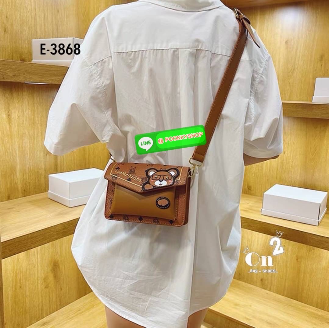 กระเป๋าสะพายข้างทรงแมสเซนเจอร์ เปิดหน้าอะไหล่ทอง สไตล์แบรนด์ มาพร้อมสายสะพายยาวปรับระดับได้ค่ะ ค่ะ