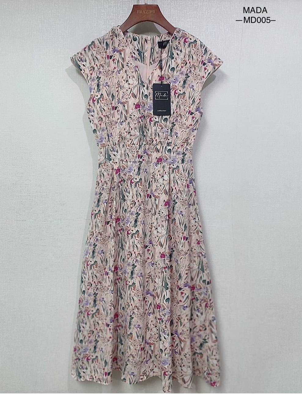 Dress ผ้าลายคอเหลี่ยมแขนยกไหล่นิดหน่อย ทรงเข้ารูปต่อเอวใส่ออกมาคือพอดีตัว ผ้าสวยเนื้อนิ่มลื่น ใส่สบาย งานซับในเย็บเก็บชาย ซิปหลังซ่อน