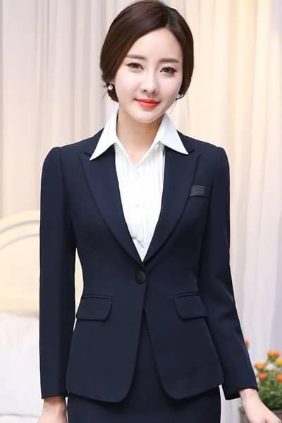 เสื้อผ้าแฟชั่นนำเข้า : เสื้อสูทแฟชั่น พร้อมส่ง สีกรมท่า ผ้าโพลีเอสเตอร์ คอตตอน 100 % เนื้อผ้าดี คุณภาพงานพรีเมี่ยม งานตัดเย็บเนี๊ยบ คอปก แขนยาว ทรงสุดเนี๊ยบ หัวไหล่ยกนิดๆ ติดกระดุมเม็ดเดียวเก๋ เข้ารูปช่วงเอว มีซับใน แต่งกระเป๋าหลอก