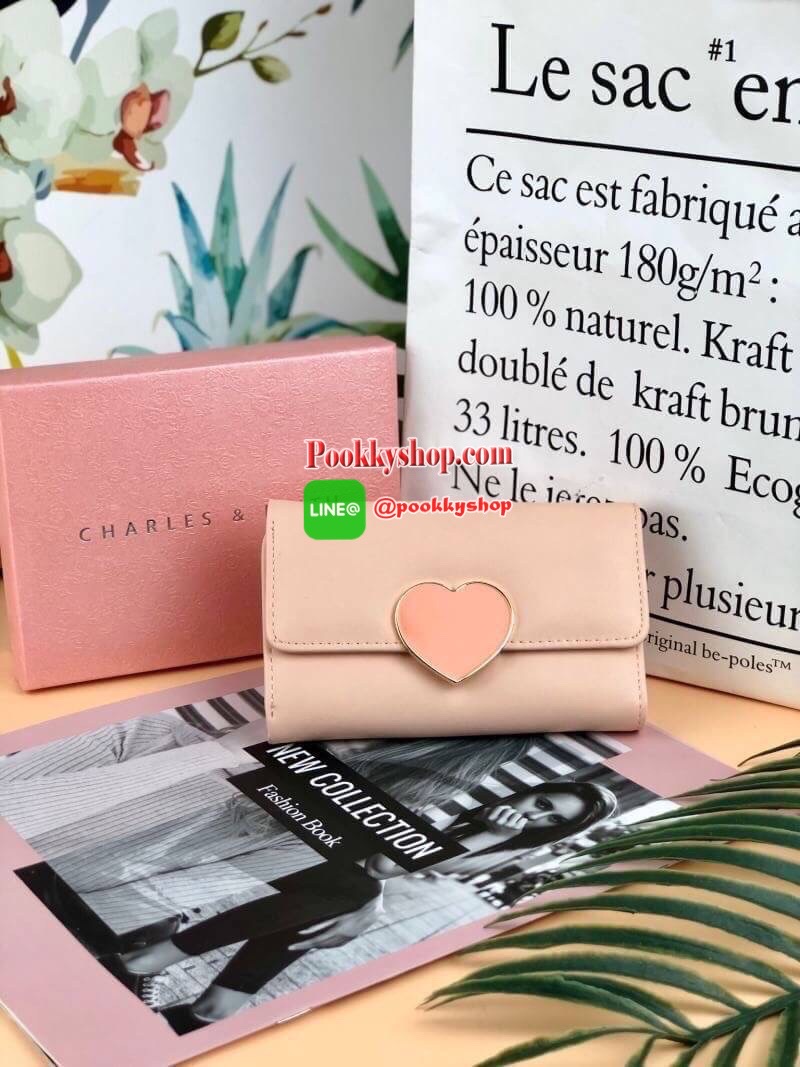 New! Charles & Keith Heart Lock wallet กระเป๋าเงิน 3พับใบกลางสีชมพูนู้ดๆ สวยหวานน่ารักมาก ด้านหร้าตรงตัวล็อกแต่งโลหะรูปหัวใจลงยาสีสันสวยงาม เปิดปิดแบบกระดุม ด้านในมีช่องซิปใส่เหรียญ ช่องใส่การ์ด 7 ช่องและช่องใส่รูป สามารถใส่ธนบัตรได้ตามยาว แบบไม่ต้องพับเล