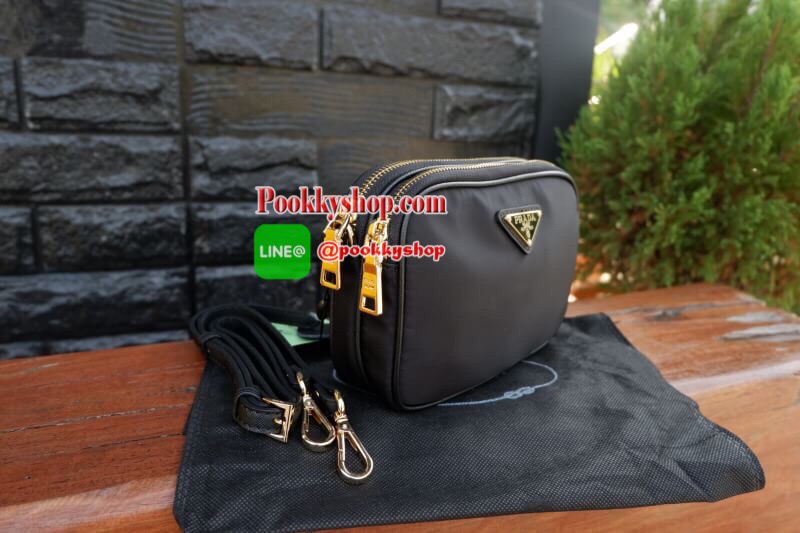 Best Seller อีกหนึ่งรุ่นค่ะ กระเป๋าอเนกประสงค์ จากแบรนด์ PRADA *พรีเมียมกิ๊ฟ** เป็นทรงสี่เหลี่ยม กระเป๋าเป็นผ้าไนล่อน ตามแบบฉบับของแบรนด์เลย ใบนี้มีสายยาว ปรับได้ 3 ระดับ สามารถสะพายเป็น shoulder bag ได้เลย ขนาดกำลังดีค่ะ มี2ซิป 2 ช่อง แยกใส่ของจุกจิ๊กได้