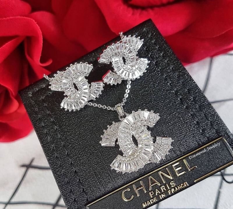 New Arrival !!!!! ชุดเซต Chanel Earring & Necklace งานเพชรปาเกต ประดับเพชร CZ แท้ งานสวยมากๆค่ะ เพชรสวยวิ้ง จัดมาเป็นชุดทั้งสร้อยและต่างหู ใส่เข้ากับชุดได้ทุกชุดทุกโอกาส ดูลุคคุณมากๆๆๆ ไม่มีเอ้าท์เลยจ้า งานน่ารักมากๆ พูดเลยย ชุดเซตนี้ ควรมีเก็บไว้ที่บ้านเ