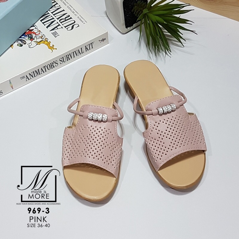 พร้อมส่ง… รองเท้าลำลองพื้นนิ่ม มาล้าววววว... รองเท้าลำลองพื้นนิ่มมากกกก... ส้นเตี้ย หน้าคาดหนัง pu ฉลุลาย แต่งดีเทลสายคาดเส้นเล็กๆ พร้อมประดับเพชรเล็กๆ ดูหรูหรา ใส่ง่าย match กับทุกชุด ราคาดี๊...ดี สาวๆ ไม่ควรพลาด รีบจับจองกันเลยน้าาา...