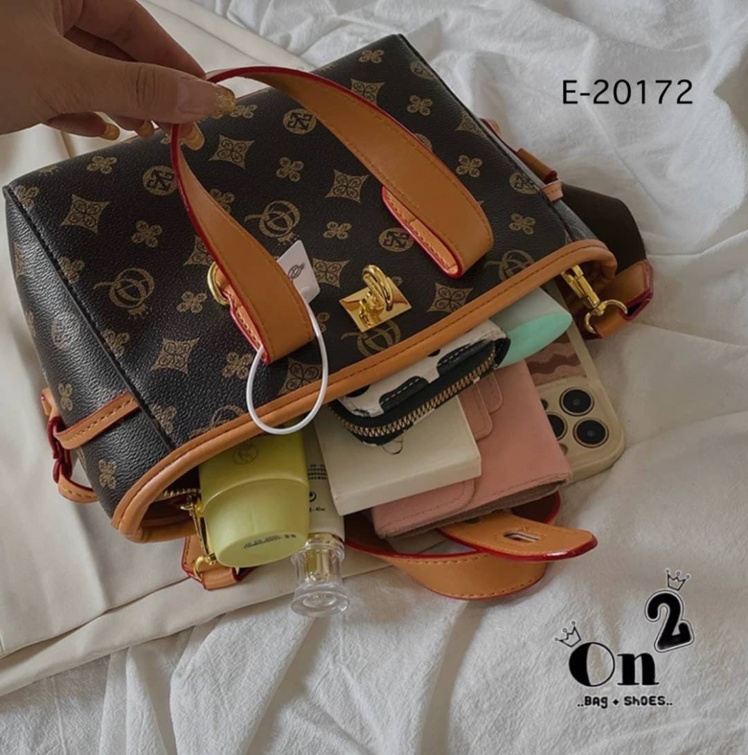 กระเป๋าสะพายแฟชั่นทรง tote งานสไตล์แบรนด์ ตัวล็อกด้านหน้าปรับระดับได้ มีสายสะพายยาวให้สามารถถอดออกถือได้ค่ะ