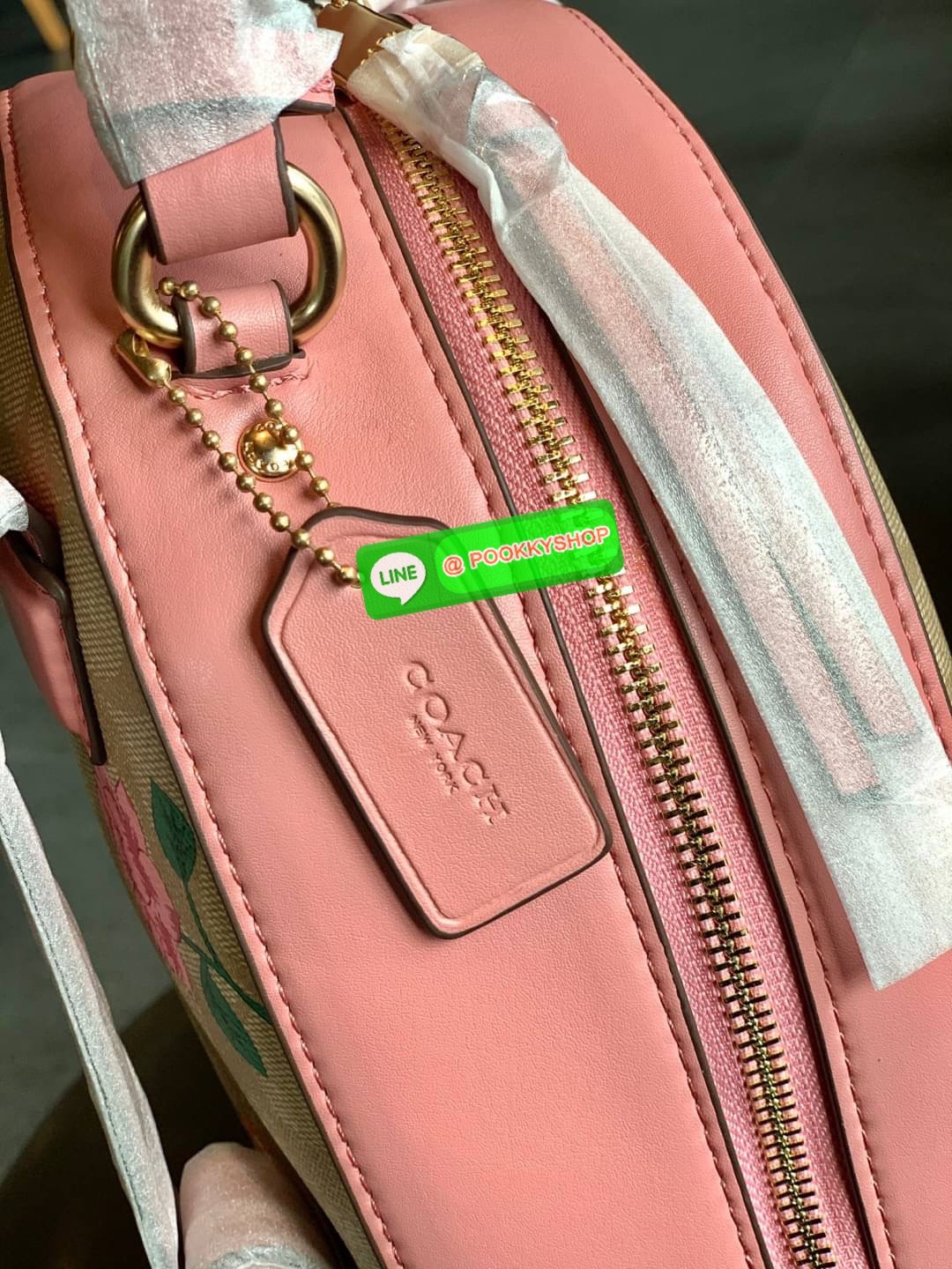 NEW IN! COACH JORDYN BACKPACK ((C1804//3011)) ไม่มียังไงไหว ต้องบอกว่าน้องสวยมากๆค่า! กระเป๋าสะพายหลังแบบมีหูหิ้ว หนังแแท้สวยค่ะ ❤️ทั้งใบปริ้นลายดอกไม้ สวยเด่ด สะดุดตาเลยทีเดียวค่ะ ด้านหน้ามีช่องซิปใส่มือถือหรือของจุกจิกลงไปได้ค่ะ เปิด-ปิดกระเป๋าแบ