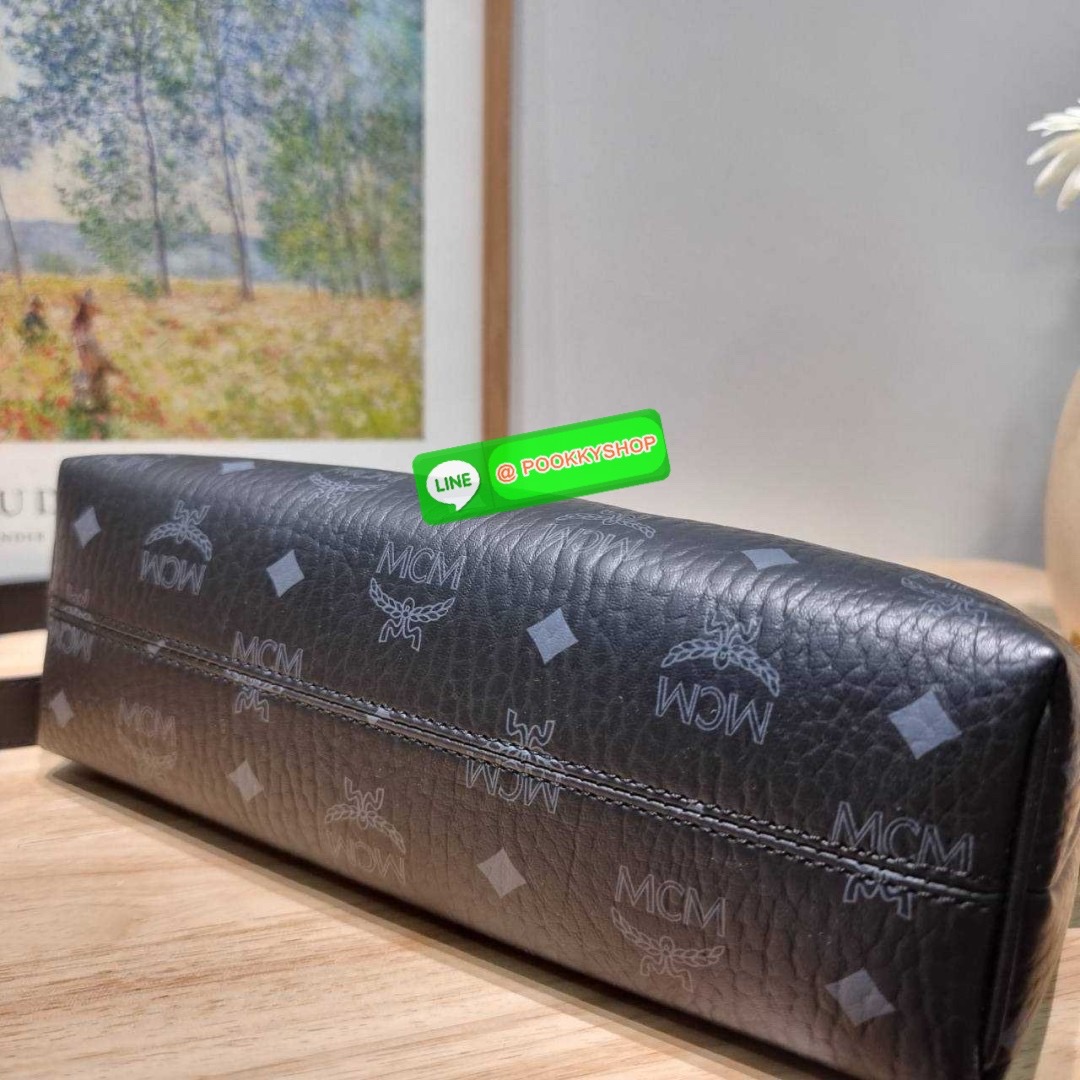 MCM AREN HOBO IN VISETOS 🔆 Details ฮอตฉ่ำมาก! กับกระเป๋าสะพายทรงโฮโบ ทรงสวยมาก ขนาดกำลังดี จุของได้เยอะ ใช้งานสะดวกด้วยการรูดซิป พิเศษแถมพวงหนังและชุดกุญแจล็อคมาให้ด้วย ถอดออกได้ นำไปใช้กับกระเป๋าใบอื่นได้ด้วย ภายในโล่งกว้าง ใส่ของสำคัญได้อย่างครบ
