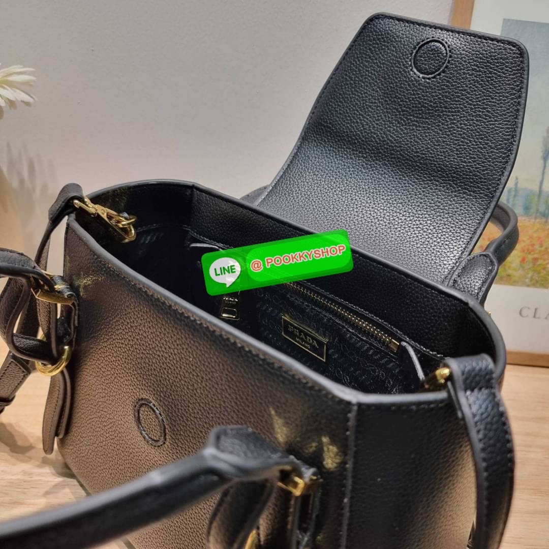 Hot item Prada leather bag กระเป๋าถือ/สะพายล่าสุด จากเคาน์เตอร์ dutyfree ที่ดีไซน์เรียบหรู หนังวัวฟอกสี สวยคมชัด เต็มไปด้วยดีเทลน่าใช้ สายคล้องไหล่ที่สามารถถอดออกได้ เพื่อใช้สายยาวสะพายข้างเส้นเดียว หรือจะใส่ไว้ทั้งคู่ก็อัพเกรดลุคดูแพงได้ ปากกระเป๋ามีฝากร