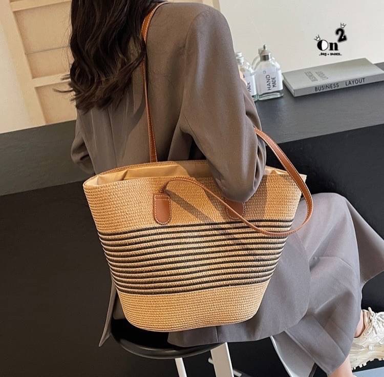 กระเป๋าสานทรงช้อปปิ้งสะพายไหล่ ผ้าทอสายหนัง งาน แฟชั่น street wear สวยเก๋ ใส่ได้ครบทุกสิ่งอย่าง พร้อมส่งสี วัสดุดีเกรดทนทานค่ะ