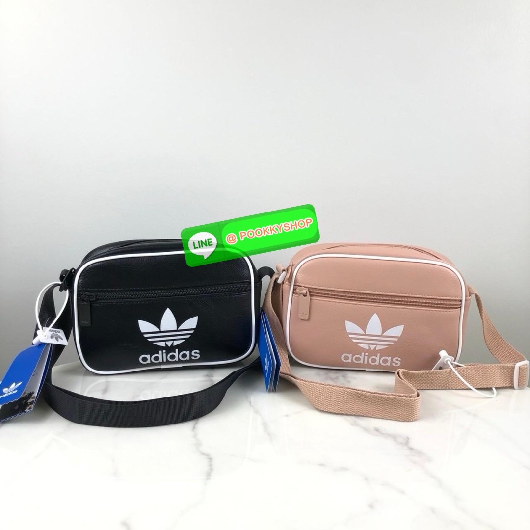 กระเป๋าสะพาย adidas ด้านหน้ามีช่องซิป 1 ช่อง ด้านบนเปิด - ปิดกระเป๋าด้วยซิป ด้านในโล่ง สายสะพาย สามารถปรับได้ Free Size ค่ะ