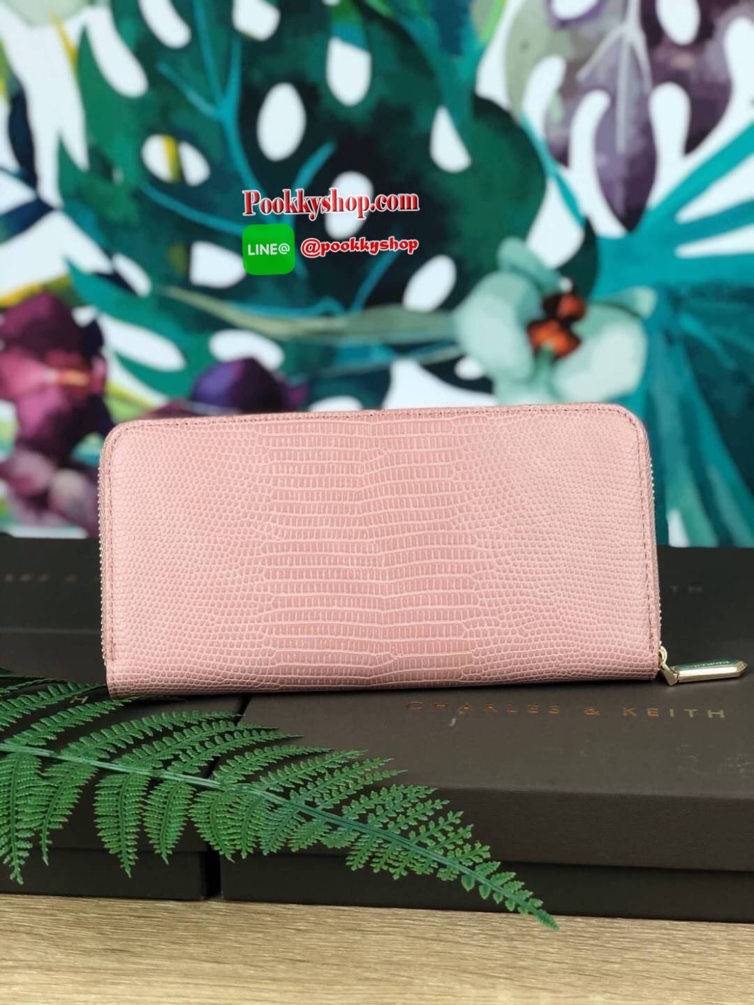 CHARLES & KEITH CROC-EFFECT LONG WALLET กระเป๋าเงินใบยาวซิปรอบ หนังปั๊มลายจรเข้ทั้งใบ ด้านในกระเป๋าแบ่งเป็น 3 ช่องใหญ่ มีช่องซิปใส่เหรียญตรงกลาง จุการ์ด 12 ช่อง สามารถใส่ธนบัตรได้ตามยาวอีก 2 ช่อง ใส่ iPhone plus ได้นะคะ❤️ รุ่นนี้มีแต่สีน่ารักๆเลยค่