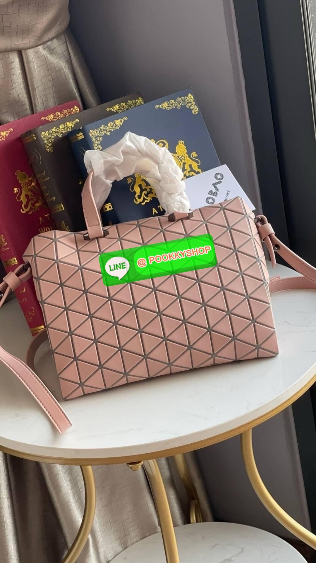 *Small BAO BAO ISSEY MIYAKE TONNEAU เป็น ซีรีย์ที่มีเอกลักษณ์เฉพาะตัว ด้วยแผ่นสามเหลี่ยมที่มีสัญลักษณ์เท่ากันทุกด้าน และยังผสมผสานงานดีไซน์ อันสง่างามเท่ากับฟังก์ชั่น การใช้งานสุดพิเศษ โดยมีจุดเด่นที่ซิปด้านบน สำหรับเปิดปิดและมีสายสะพายไหล่ ที่สามารถถอดออ