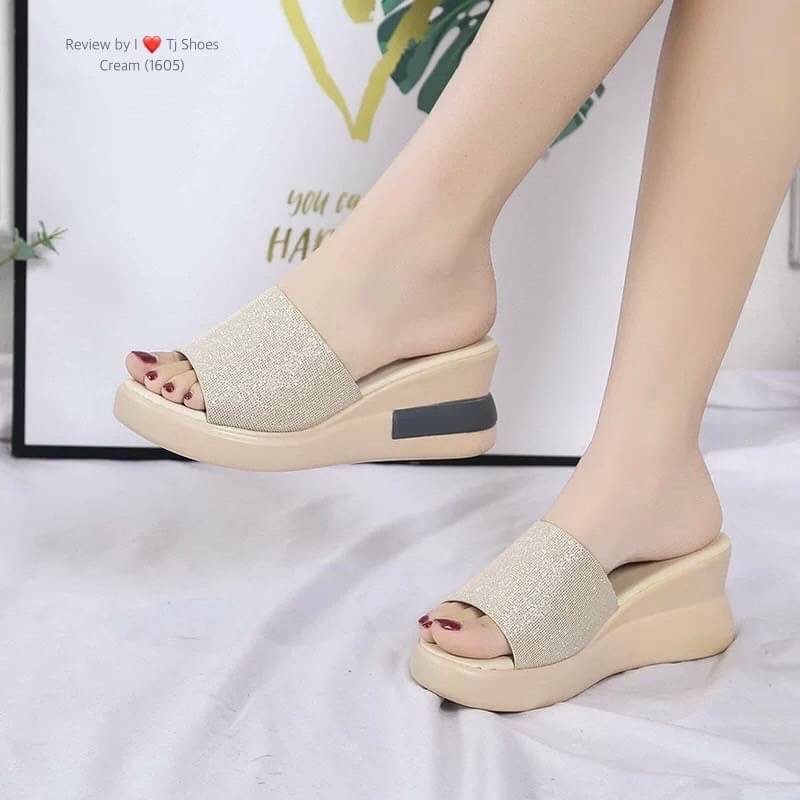 พร้อมส่งรุ่นนี้เกร๋มาก ขายดีมากบอกเลยจ้า รองเท้าส้นเตารีดนำเข้า น้ำหนักเบา เข้าได้กับทุกชุด แถมใส่ได้ตลอด ไม่มีตกเทรน ของจริงงานดี สวยตรงปกแน่นอน เพราะทางร้านถ่ายรูปจากสินค้าจริง สวยเป๊ะมาก ควรมีไว้เป็นคู่โปรด เป็นรุ่นที่ทางร้านแนะนำ รีบสั่งด่วนๆเลยจร้า ช