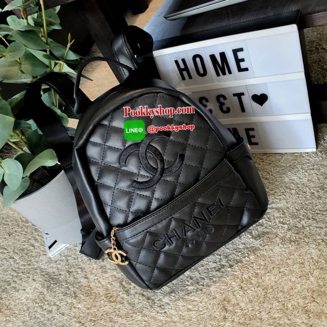 NEW ARRIVAL!! CHANEL CAVIER BACKPACK VIP GIFT BAG จากเคาร์เตอร์ต่างประเทศ วัสดุหนังพียูพรีเมี่ยมลายคาเวียร์ คุณภาพดี แข็งแรง ทนทาน กันน้ำได้ ขนาดไซส์เอ็ม กำลังน่ารัก ด้านหน้ามีช่องซิปใส่ของ เปิดปิดด้วยที่ห้อยซิป CC แบรนด์ ด้านในช่องใหญ่บุด้วยผ้าซับใน มีช่