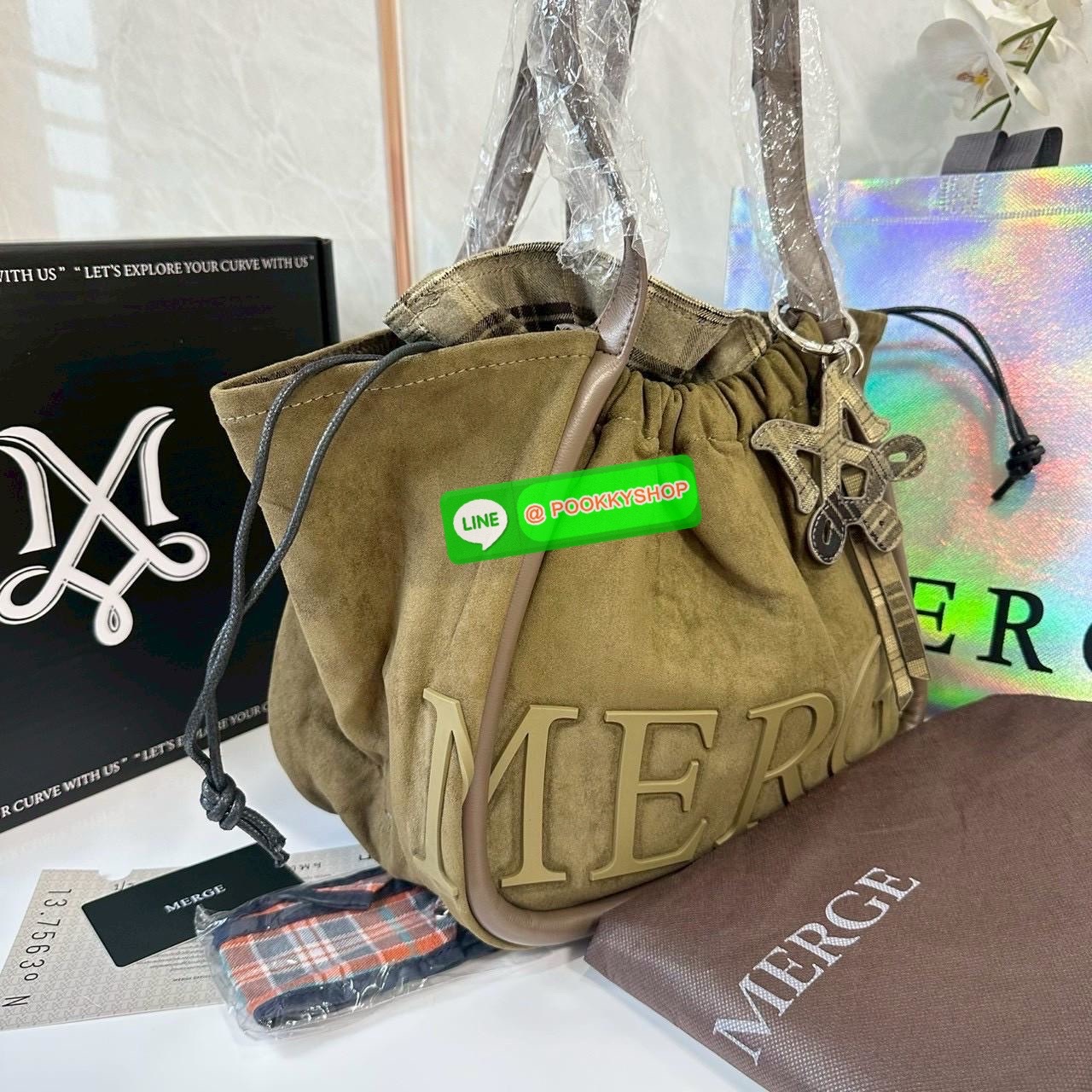 Merge A Day Bag Medium - Suede Edition (Limited) 🔖กระเป๋าสะพายไหล่ size ใหม่ ขนาดกระทัดรัดขึ้น แต่ยังสามารถจุของได้เยอะเหมือนเดิม ปรับสายกระเป๋าเป็นแบนสะพายทั้งวันไม่รู้สึกเมื่อยไหล่คะ