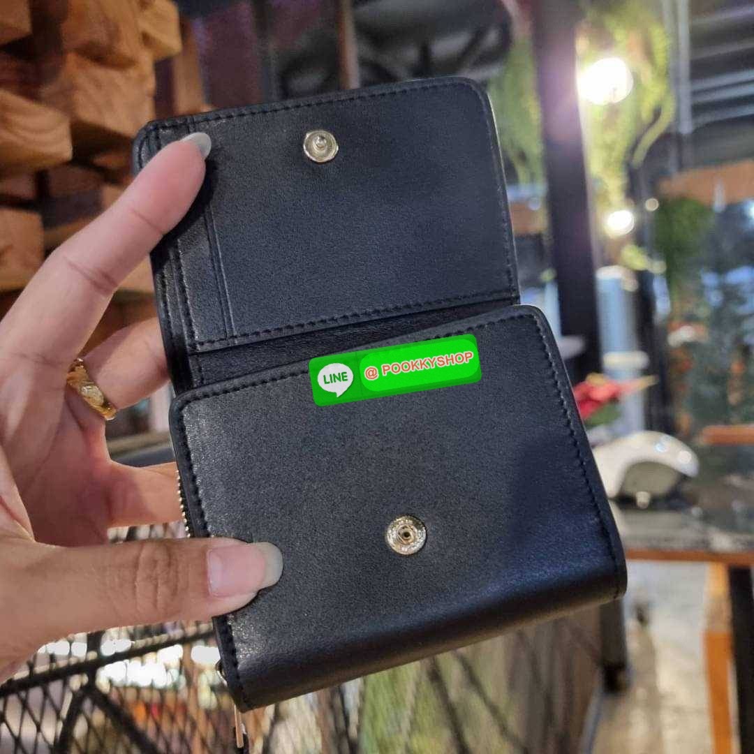 COACH 7331 SMALL TRIFOLD WALLET IN SIGNATURE CANVAS สวยคลาสสิค พกพาง่าย ใบเล็กน่ารักน่าใช้ ต้องยกให้ใบนี้จ้า ตอบโจทย์คนชอบพกน้อยที่สุด!! กระเป๋าสตางค์ใบสั้นหนังแคนวาสเคลือบคุณภาพดี ภายในเป็นหนังแท้ ใส่บัตร ใส่ธนบัตรได้ทุกชนิด มีช่องซิปแยก ใบเดียวใบนี้คือเ