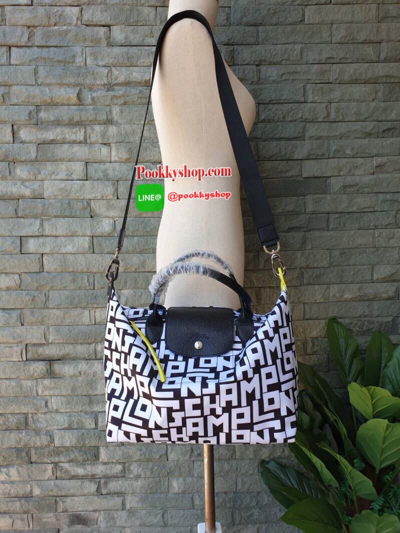 LE PLIAGE LGP TOP HANDLE BAG M รายละเอียด • วัสดุ: ผ้าใบ • อะไหล่: นิกเกิล • ตัวกระเป๋า: ผ้าใบโพลีอะไมด์เคลือบด้านใน • ตกแต่ง: หนังวัว รายละเอียดภายนอก • การปิด: ซิปและกระดุมสแน๊ป • สายสะพาย: ถอดออกได้ • ช่อง: 1 รายละเอียดภายใน • ช่องใส่ของ: 1 • จุของได้เ