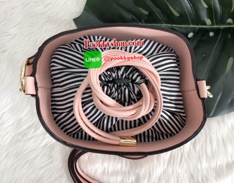 New arrival!!! Katr spade new york cameron street pippa bag 2018 พร้อมส่ง รุ่นใหม่ล่าสุดค่ะ!!! กระเป๋าวัสดุหนังซาฟเฟียโน่ ทรงถัง สามารถถือได้ สะพายข้างได้ค่ะ ด้านหน้าติดอะไหล่แบรนด์ ปากกระเป๋าเปิดปิดแบบหูรูด แบบหนังห้อยยาวลงมา หนังรูดง่ายมากค่ะ ภายในกระเป