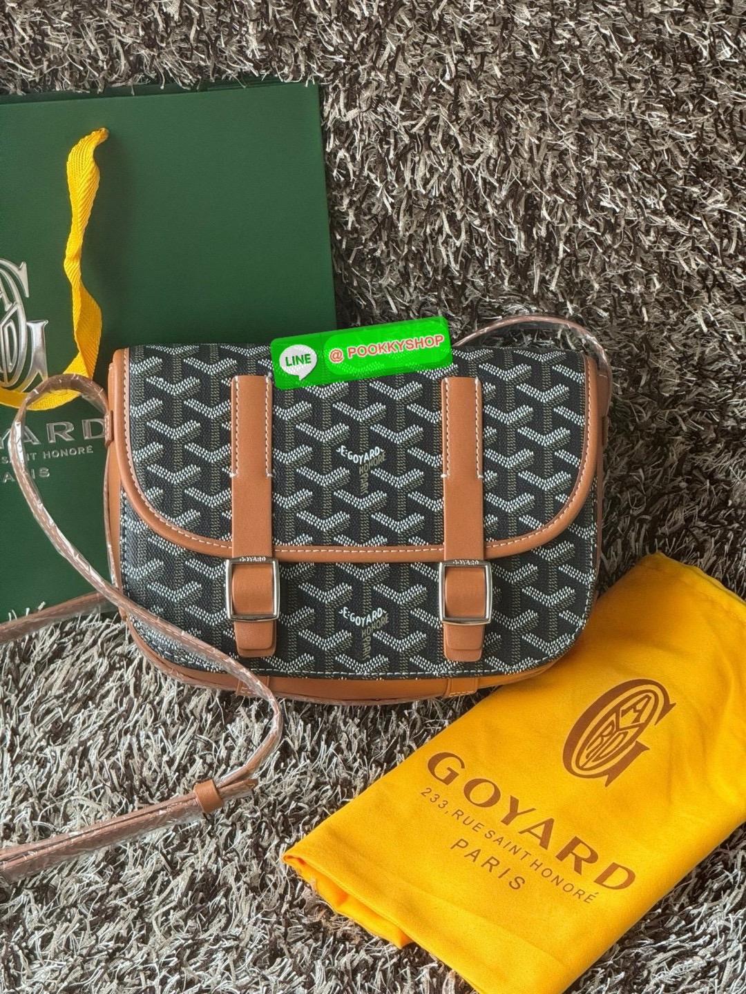Goyard Belvedere Messenger ถูกออกแบบให้มีน้ำหนักเบาเพื่อความคล่องตัวสามารถใส่สิ่งของ ได้อย่างสบายและถือได้ว่าเหมาะอย่างยิ่ง สำหรับการใส่หลากหลายโอกาสด้วยสายสะพายแบบสะพายข้าง และฝาปิดกระเป๋าทั้งสองฝั่งที่แน่นหนา และยังมีการเพิ่มลูกเล่นด้วย ช่องใส่ของทางด้า