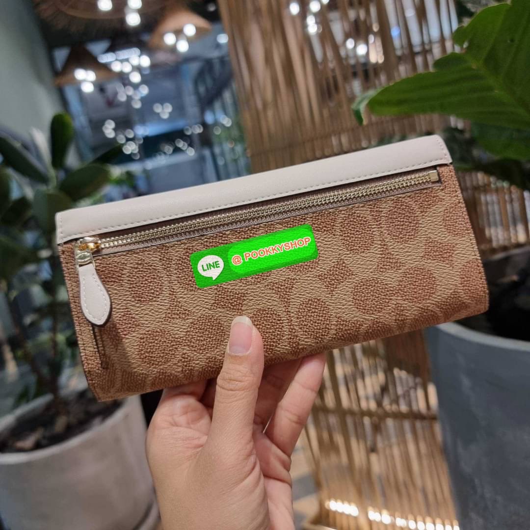 COACH 31547 SOFT WALLET IN COLORBLOCK SIGNATURE CANVAS คัมแบคแล้วน้า กับไอเท็มหายาก กระเป๋าสตางค์ใบยาวแบบพับ ขนาดกำลังสวย ดีไซน์คลาสสิคเอกลักษณ์ วัสดุหนังแคนวาสเคลือบลาย เปิด-ปิดด้วยกระดุม ภายในใส่บัตรได้เยอะ ใส่ธนบัตรได้สบายๆ ใบจริงสวยปังทุกสี ใครมองหากร