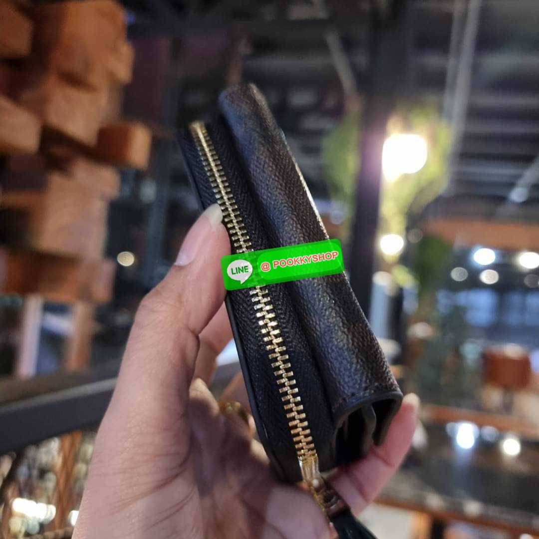 COACH 7331 SMALL TRIFOLD WALLET IN SIGNATURE CANVAS สวยคลาสสิค พกพาง่าย ใบเล็กน่ารักน่าใช้ ต้องยกให้ใบนี้จ้า ตอบโจทย์คนชอบพกน้อยที่สุด!! กระเป๋าสตางค์ใบสั้นหนังแคนวาสเคลือบคุณภาพดี ภายในเป็นหนังแท้ ใส่บัตร ใส่ธนบัตรได้ทุกชนิด มีช่องซิปแยก ใบเดียวใบนี้คือเ