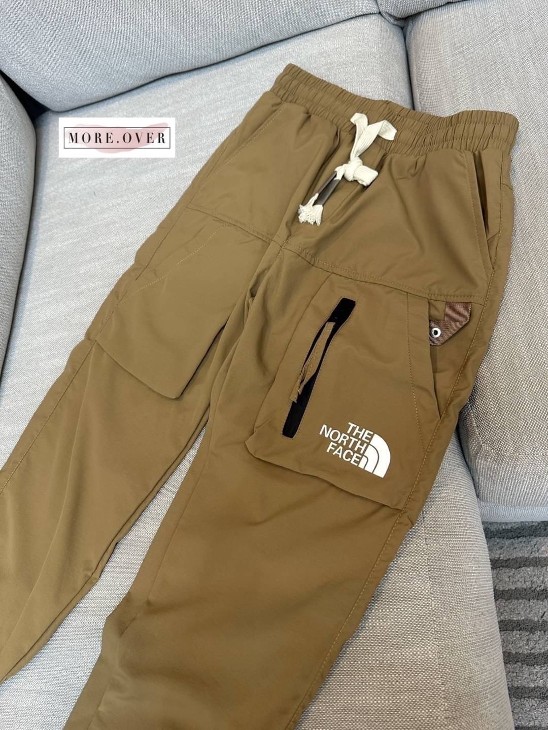 รุ่นใหม่ล่าสุดชนช็อปเลยจ้า กางเกงขายาวเนื้อผ้าร่มปลายขาจั้ม THE NORTH FACH ลุคสป็อตเท่ๆค่ะ เนื้อผ้าอย่างดี คุณภาพการันตี มีป้าย tag แบรนด์