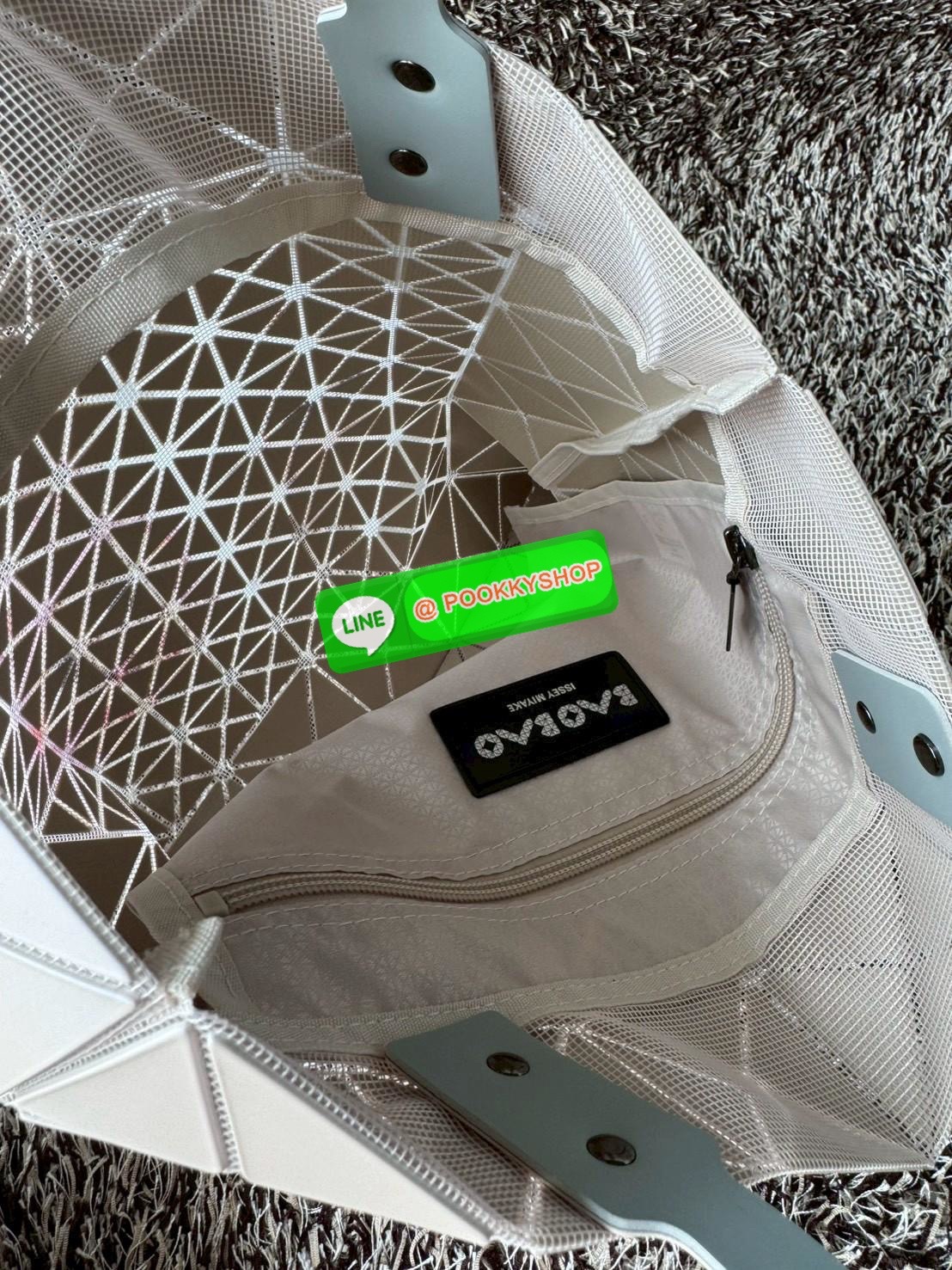 Baobao Issey Miyake x Labubu tote bag อีกหนึ่งซีรีย์สุดลิมิเตทที่น่าสะสม กำลังเป็นกระแสสำหรับ Labubu อาร์ตทอยชื่อดังที่ทุกคนรู้จัก นำมาผสมผสานให้เป็นกระเป๋าทรง tote bag ที่เหมาะกับการใช้งานในชีวิตประจำวัน ด้วยขนาด13นิ้ว ทำให้ใส่สิ่งของได้ครบครัน รวมถึงเอก