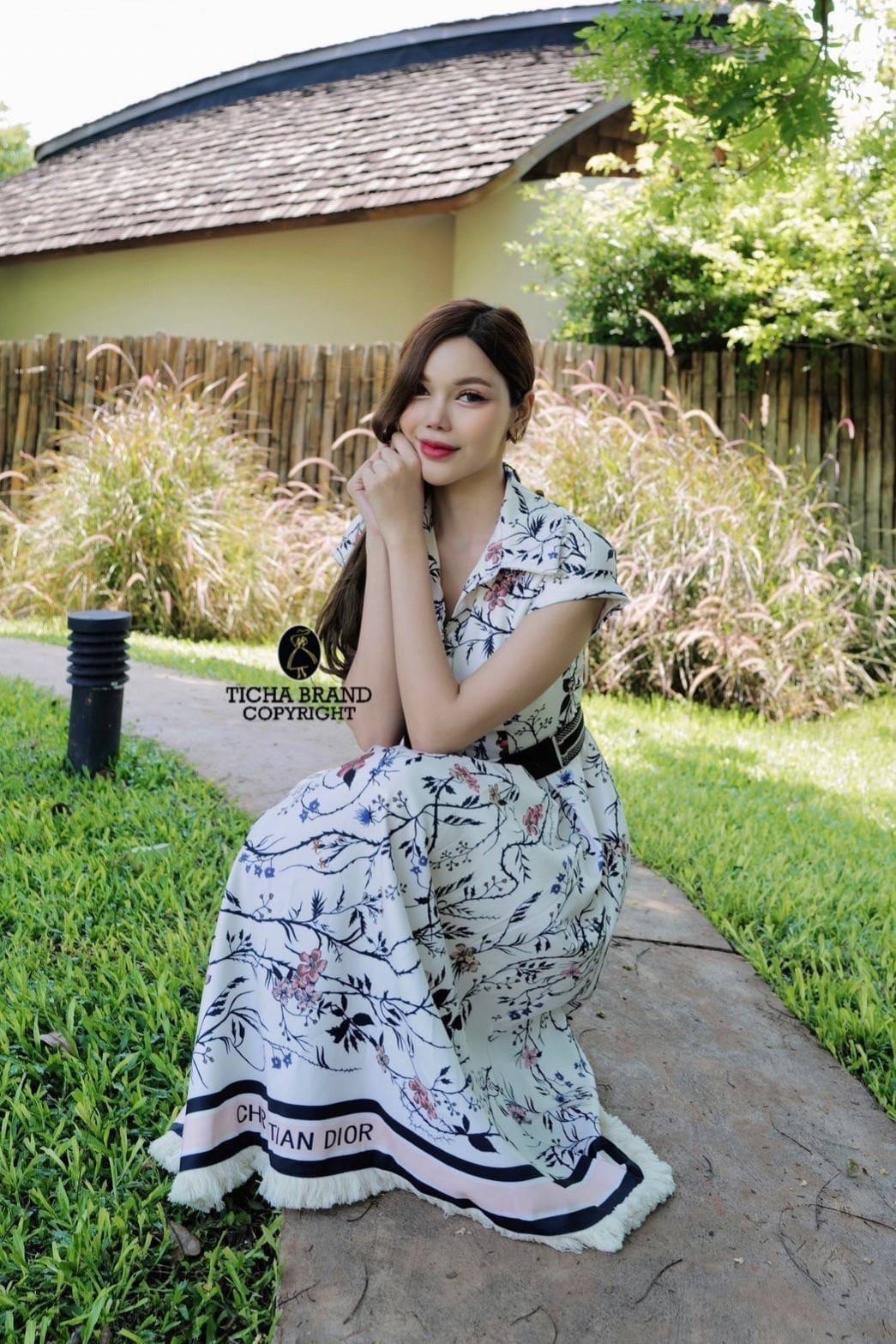 Maxi เดรส ตัวยาวแขนสั้น คอปก ด้านหน้าแต่งกระดุมครึ่งตัว ใช้งานได้จริง งานพิมพ์ลายทั้งชุด ช่วงชายกระโปรงแต่งขนพู่ลุ่ยๆ มาคู่กับเข็มขัดหนังต่อผ้ายางยืดปรับระดับได้ ทรงสวย ผ้าพริ้วใส่สบาย สวยหรูดูดีมากเลยค่า