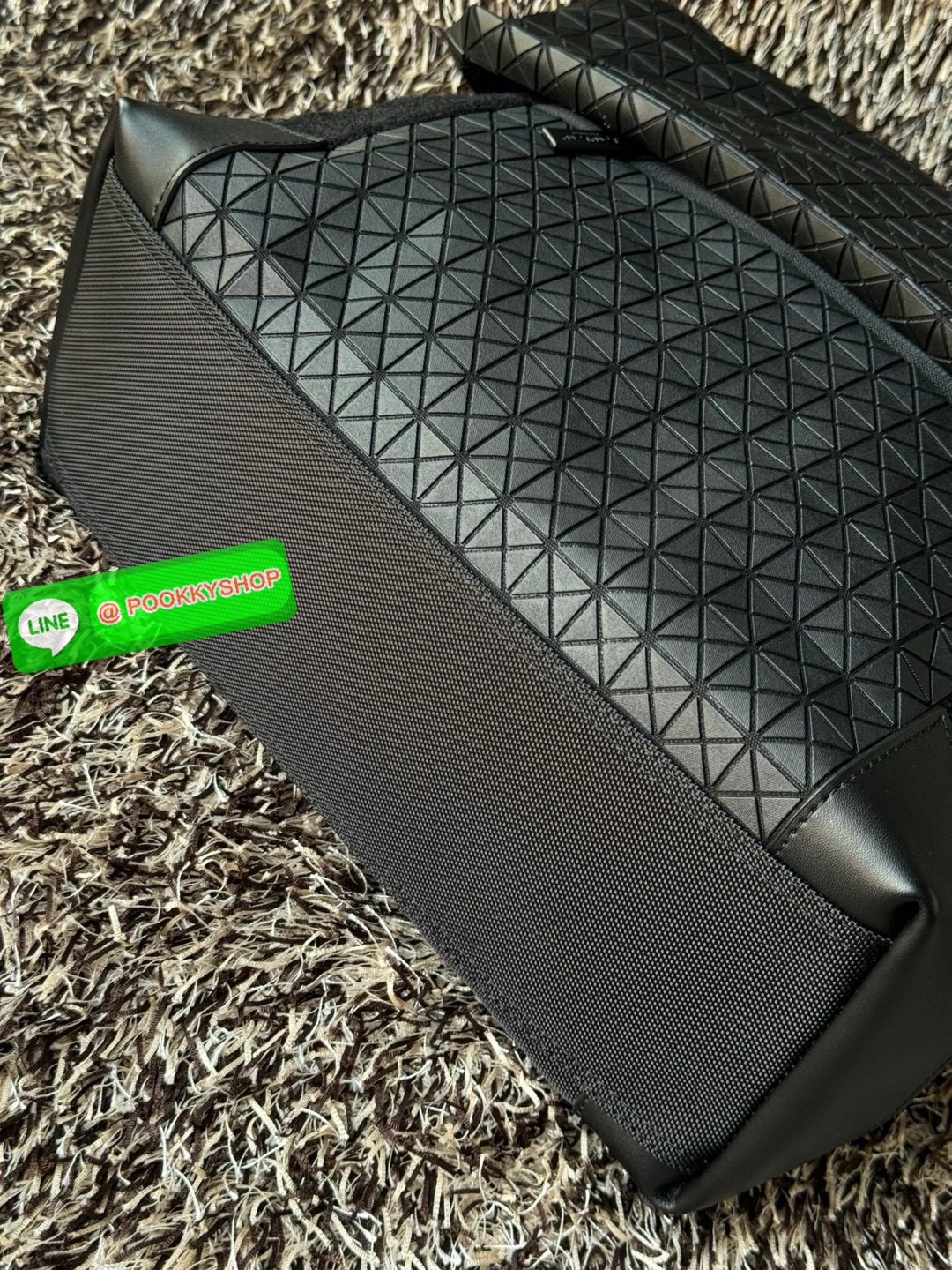 💕Baobao issey miyake Sling shoulder bag ดีไซน์เอกลักษณ์เฉพาะตัว ใส่ของได้เยอะ ช่องกระเป๋าเป็นระเบียบ โดยโดดเด่นด้วยแผ่นรูปสามเหลี่ยมอันเป็นซิกเนเจอร์ในการจัดเรียงสลับกัน รุ่นนี้ยังมีจุดเด่นในเรื่องคุณสมบัติการใช้งาน ภายในมีช่องบุหนาสำหรับใส่โน้ตบุ