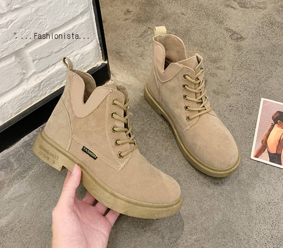 แบบมาใหม่ งานสวยเว่อร์ๆ !! รองเท้าบู้ททรงสั้นหุ้มข้อ พื้นหนา 3 c.m. วัสดุหนังสักกะหราดเนื้อหนาขึ้นทรง ดีไซน์ผ่าข้างเก๋ๆ ใส่นุ่มสบายเดินไม่เมื่อยจ้า งานจริงสวยมากกกไม่จกตา รูปถ่ายจากสินค้าขายจริง 100% สาวกบู้ทใครไม่สั่งคู่นี้พลาดมาก!!