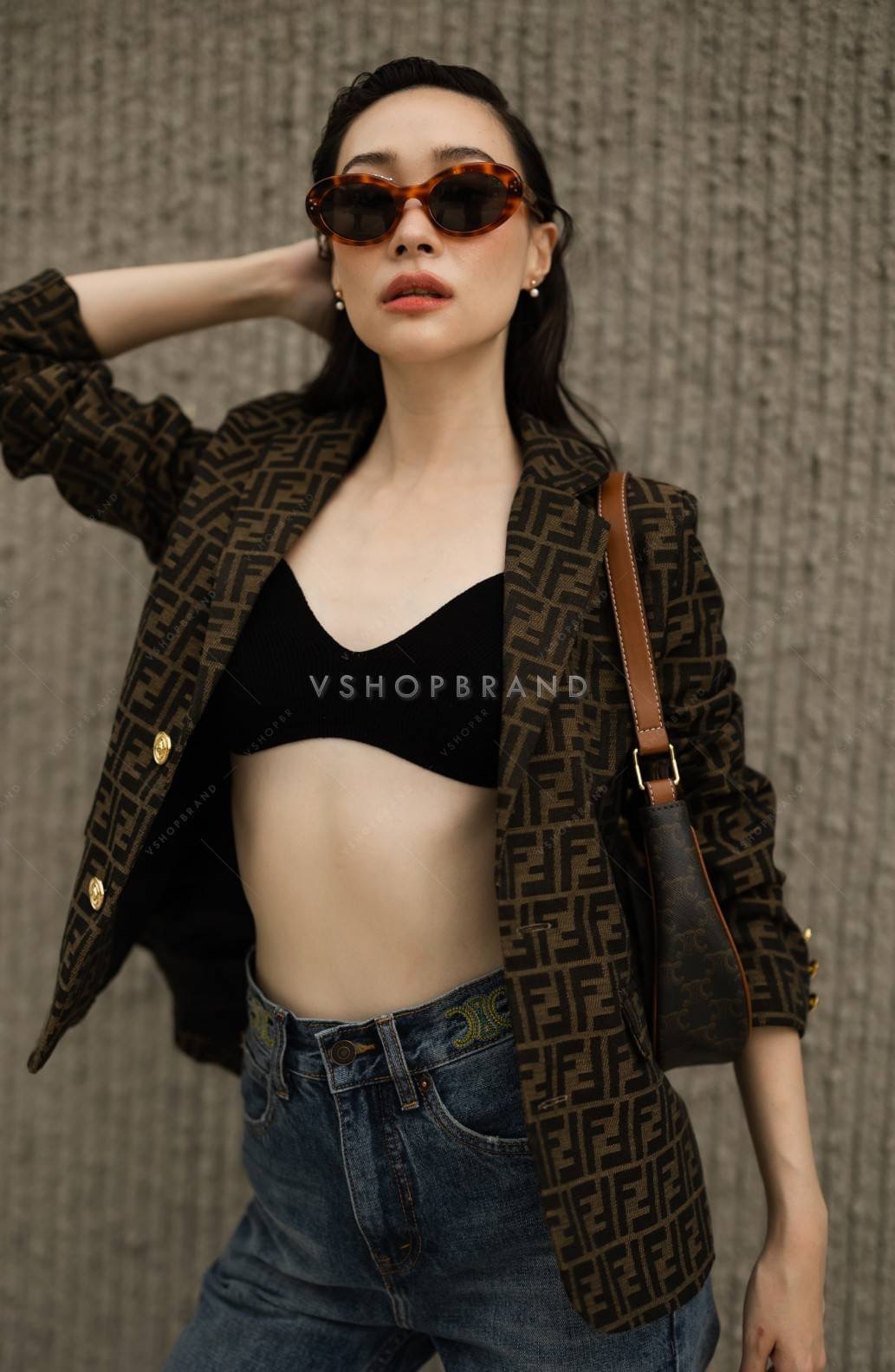 เสื้อสูทผ้าทอพิมพ์ลาย Fed.di ทรงเข้ารูป ผ่าหลัง มีกระเป๋า 2 ข้าง (ใช่งานได้จริง) แต่งกระดุมทองเพิ่มความหรู ทรงสวย ทางแบรนด์เลือกใช้ผ้าสูทเนื้อดีในการตัดเย็บ เย็บติด ซับใน คัตติ้งเนี้ยบ ทรงเป๊ะมากๆเลยค่ะ