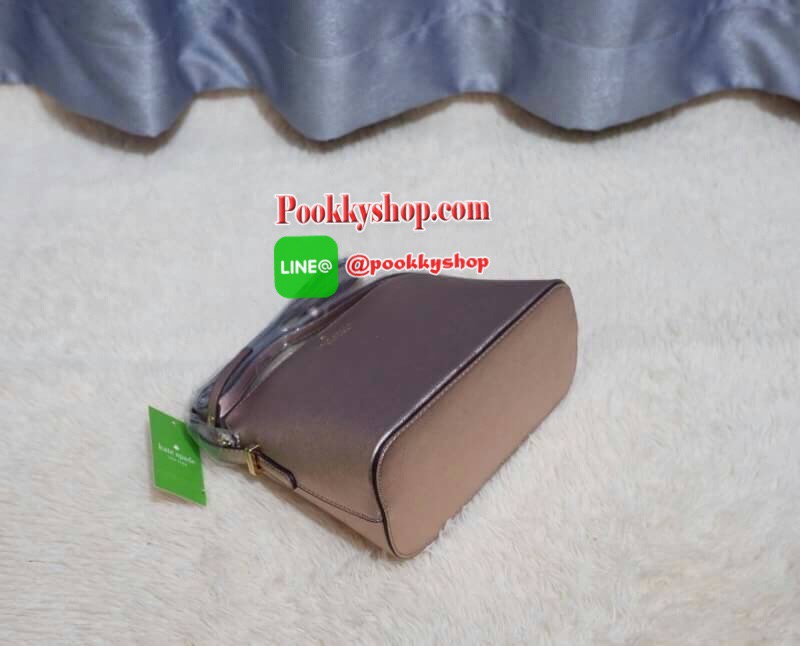 KATE SPADE CEDAR STREET MANDY แบรนด์ดังจากอเมริกาสุดฮิต กระเป๋าขนาดน่ารัก สะพายข้าง หนัง saffiano ภายในลายสวยเก๋สีทองเรียบหรู ทรงแข็งอยู่ทรง MUST HAVE!!