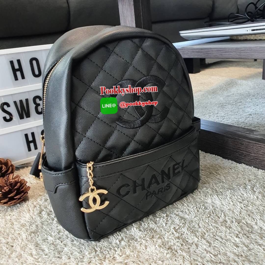 NEW ARRIVAL!! CHANEL CAVIER BACKPACK VIP GIFT BAG จากเคาร์เตอร์ต่างประเทศ วัสดุหนังพียูพรีเมี่ยมลายคาเวียร์ คุณภาพดี แข็งแรง ทนทาน กันน้ำได้ ขนาดไซส์เอ็ม กำลังน่ารัก ด้านหน้ามีช่องซิปใส่ของ เปิดปิดด้วยที่ห้อยซิป CC แบรนด์ ด้านในช่องใหญ่บุด้วยผ้าซับใน มีช่