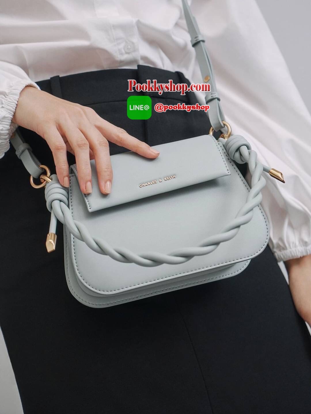 New! Charles & Keith Twist Top Handle Bag กระเป๋าสะพายข้าง/ครอสบอดี้ หูหิ้วแต่งทวิสต์สวยงาม มีช่องด้านหลังใส่บัตร แบงค์/เหรียญได้ เปิดปิดแบบตัวกดล็อก ด้านในจุของได้พอสมควรเลยค่ะ เช่น iPhone plus/กระเป๋าเงินใบกลางและของจุกจิกอื่นๆ มาพร้อมสายสะพายยาวถอดและป