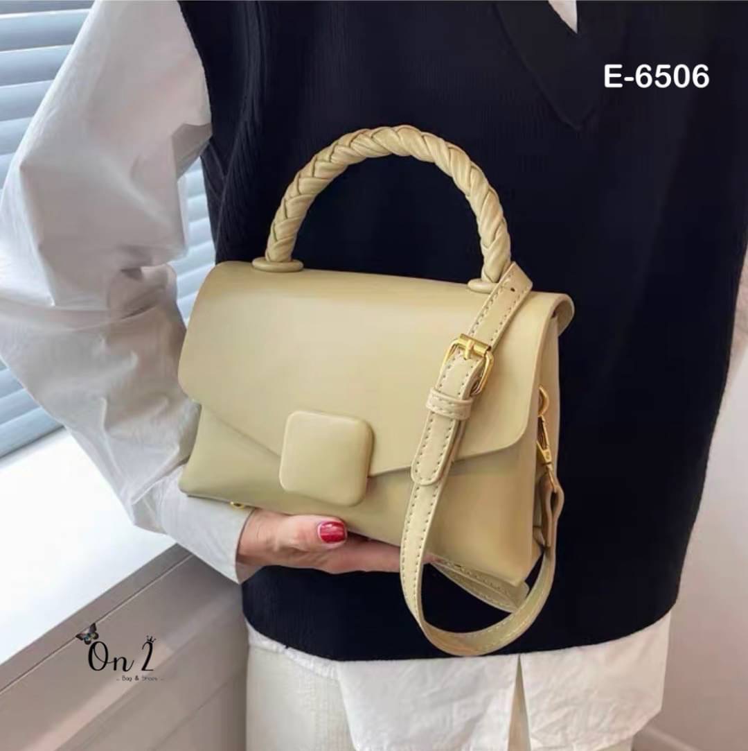 New arrivals รุ่นยอดฮิตที่ทุกคนต้องมีสีพื้น มีความคลาสสิค เรียบ แพงไม่ตะโกน สายปรับ สั้น/ คลอสบอดี้ได้ค่ะ จุได้ครบ พร้อมส่ง. ต้องจัดเลยค้า