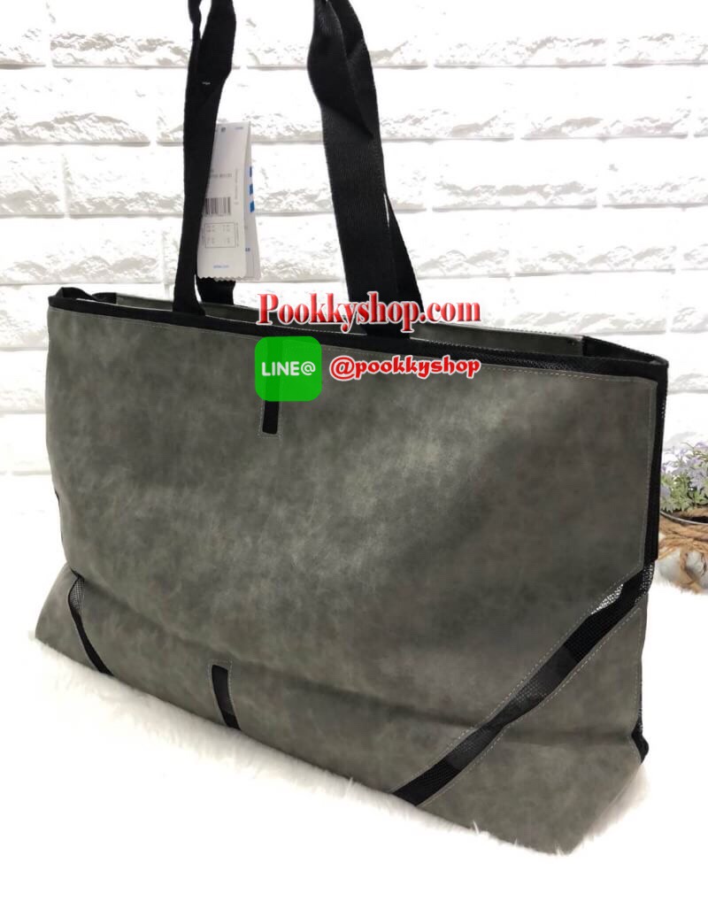 New !! ADIDAS HAND BAG กระเป๋าถือทรงสปอร์ต วัสดุหนังกลับ หนังนิ่ม น้ำหนักเบา น่าใช้มากๆค่ะ ด้านหน้าสกรีนส์โลโก้แบรนด์ เปิดปิดกระเป๋าแบบซิป ภายในโล่ง กว้าง สามารถใส่ของหรือสัมภาระได้จุมากค่ะ บอกเลย! มีช่องซิปหนึ่งช่องนะคะ หูหิ้วสูง สาวๆ สามารถสะพายไหล่ได้ค