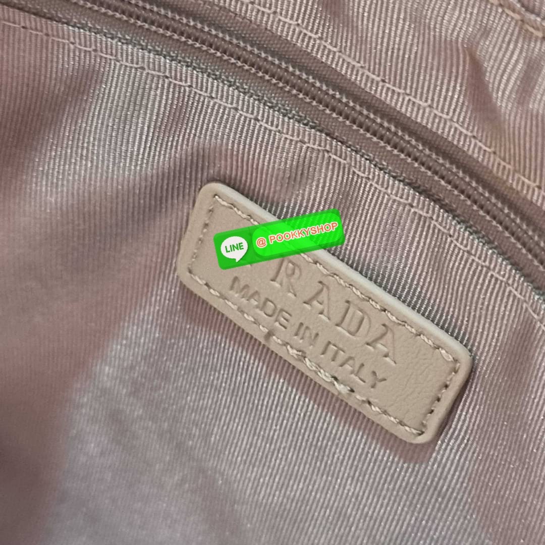 PRADA LEATHER PADDED BAG ใหม่ล่าสุด กับคอลเลคชั่นที่ทำออกมาตอบโจทย์ได้ทุกไลฟ์สไตล์ และเป็นยูนิเซ็กส์ กับกระเป๋าทรงโท้ท ขนาดกำลังดี วัสดุหนังแท้ ตัดเย็บเดินเส้นลายตาราง ปากกระเป๋ามีซิปเปิดปิด ภายในเป็นช่องโล่ง มีช่องแยกให้ มาพร้อมสะพายข้างและใบลูก ให้ได้สน