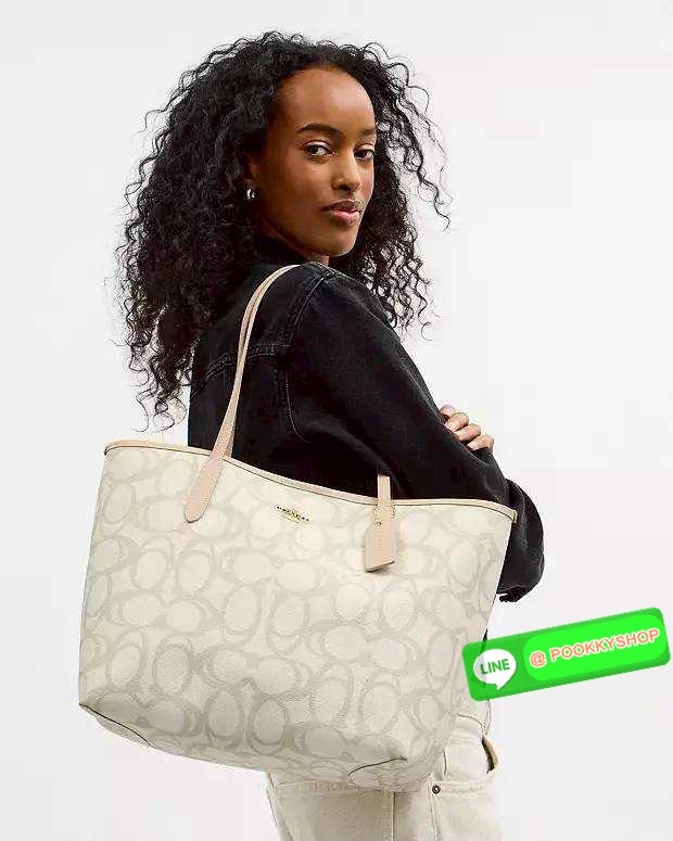 🔆 Model Coach CBH89 City Tote bag in Sketch Signature Canvas กระเป๋า City Tote รุ่นใหม่ล่าสุด ลายสวยมากๆ ดีไซน์ตัวซีลายสเก็ตช์ไม่ซ้ำ ไม่เกร่อ กระเป๋าโท้ทที่ขึ้นชื่อว่าจุของได้เยอะมากๆ ภายในโล่งกว้าง สายสะพายไหล่ในตัว สะพายไปเรียนคือได้เลย หรือสะพา