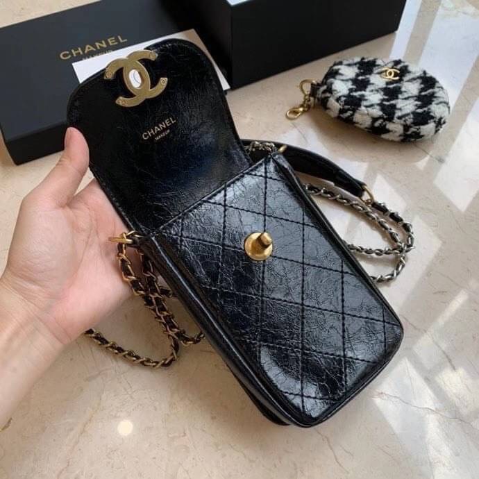 Chanel Shoulder Bag VIP Gift With Purchase (GWP) พรีเมี่ยมกิ๊ฟรุ่น Limited วัสดุหนัง pu เปิดปิดด้วยฝาปิดตัวล๊อคอะไหล่ทองและซิป หัวซิปแบรนด์ สามารถใส่ มือถือ iphone+ ของใช้จุกจิกได้เยอะ และมีกระเป๋าใส่เหรียญถอดได้ สายโซ่ร้อยหนังอะไหล่ทอง+เงิน Crossbody มาพ