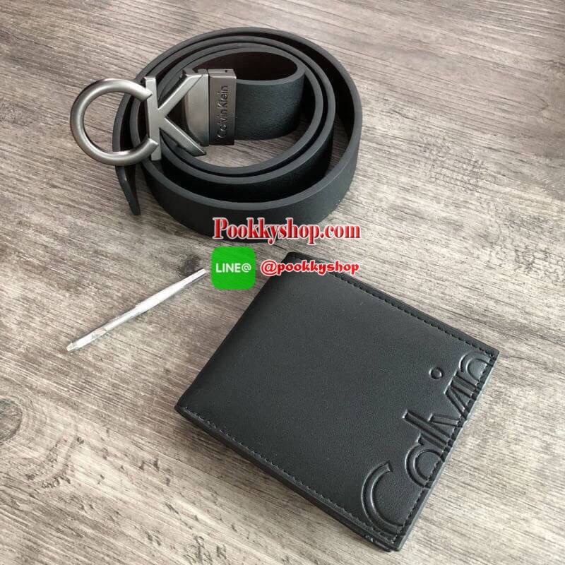 Calvin Klein Leather Belt & Wallet Set Setกระเป๋าสตางค์+เข็มขัด กระเป๋าสตางค์ด้านหน้าปั๊มชื่อแบรนด์ มีช่องใส่บัตร ช่องใส่ธนบัตร 2 ช่อง และช่องเก็บเหรียญ เข็มขัดหนังแท้ปั๊มแบรนด์ สามารถสลับใช้ได้ทั้ง 2 ด้าน เข็มขัดปรับระดับได้ 5 ระดับ มาพร้อมที่เจาะรูจ้า