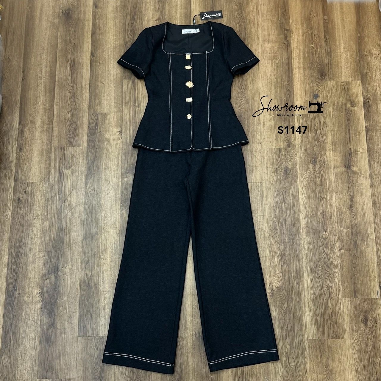 ชุดเซทแฟชั่น เซ็ตเสื้อคอเหลี่ยมแขนสั้นที่โดดเด่นด้วยกระดุมสีทองเไซน์แตกต่างกันออกไป