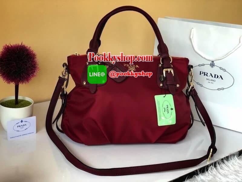PRADA NYLON BAG WITH ZIP กระเป๋าถือหรือสะพายพรีเมี่ยมกิ้ฟจากเคาน์เตอร์แบรนด์ Limited edition วัสดุ Nylon เนื้อหนาคุณภาพดีตามแบบฉบับแบรนด์ด้านหน้าประดับโลโก้หรู เปิดปิดด้วยซิป ภายใน Polyester 100% มีโลโก้ ช่องซิปจุมากค่ะ สามารถใส่เอกสาร A4 ipad ของใช้ได้เย
