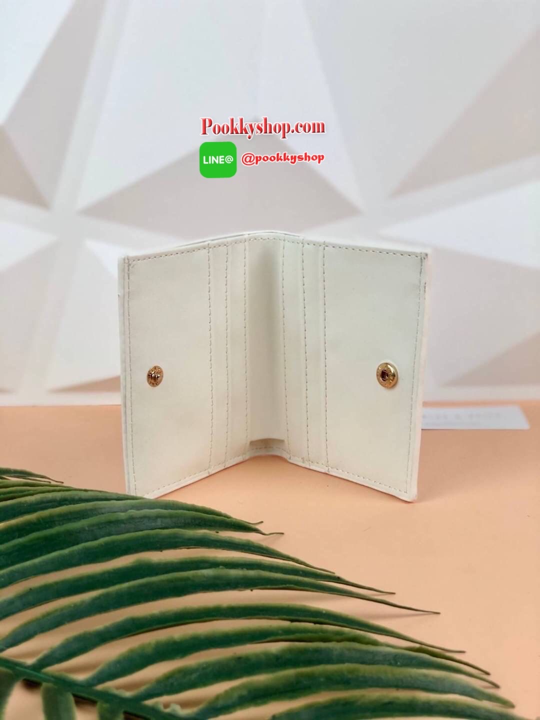 CHARLES & KEITH CROC-EFFECT SMALL WALLET กระเป๋าเงินใบสั้น วัสดุหนังพิมพ์ลายจรเข้ (สีมัลติหนังเรียบ) ด้านหลังมีช่องซิปใส่เหรียญ รุ่นนี้เปิดปิดแบบกระดุม ด้านในมีช่องใส่บัตรได้ 6 ใบ และช่องใส่ธนบัตรได้ตามยาว ไม่ต้องพับแบงค์เลยค่า น่ารัก ใบประทัดรัด ห้ามพลาด