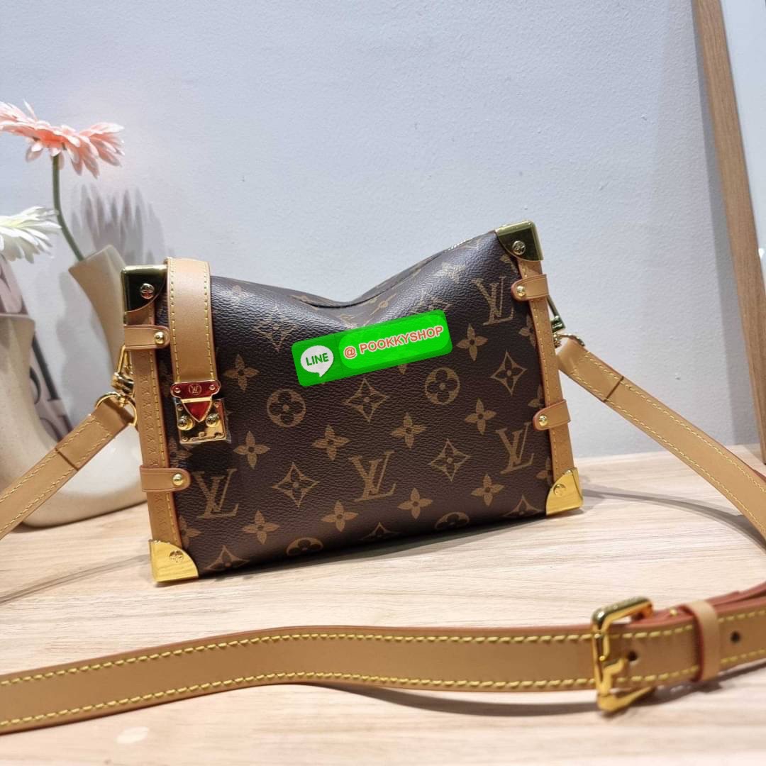 LV SIDE TRUNK สุดยอดกระเป๋าไอคอนนิค ทรงสวย ใหม่ล่าสุดจากเคาน์เตอร์ dutyfree สวยมีเสน่ห์ รูปทรงกล่อง โดดเด่นด้วยหมุดเข้ามุม ซิปเปิด-ปิดล็อคได้ วัสดุหนังแคนวาส ภายในเป็นช่องโล่ง มีสายสะพายมาให้ถึง 2 เส้น คล้องแขน คล้องไหล่เก๋ๆ หรือสะพายข้างชิคๆ พร้อมตอบรับไ