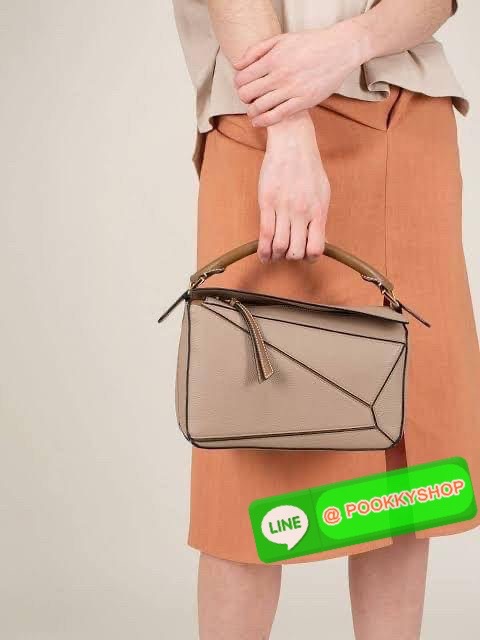 Loewe Puzzle Bag In Classic กระเป๋าทรง Puzzle นี้ออกแบบโดย Jonathan Anderson โดยได้รับแรงบันดาลใจในการออกแบบมาจากรูปทรงของลูกรักบี้ ดังนั้น จึงจะเห็นได้ว่าการตัดเย็บและรูปทรงของกระเป๋านั้นคล้ายคลึงกับลูกรักบี้ รูปทรงดูมินิมอลไม่ทิ้งคอนเซ็ปต์ของแบรนด์ สามา